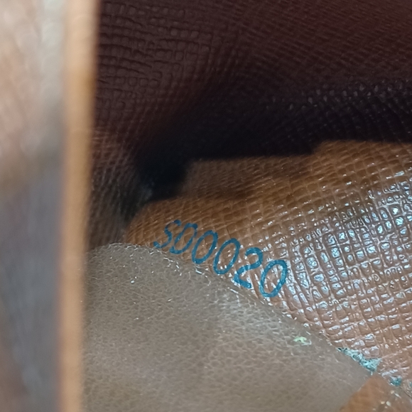 Louis Vuitton Key Case (4keys) - Picture 11 of 11